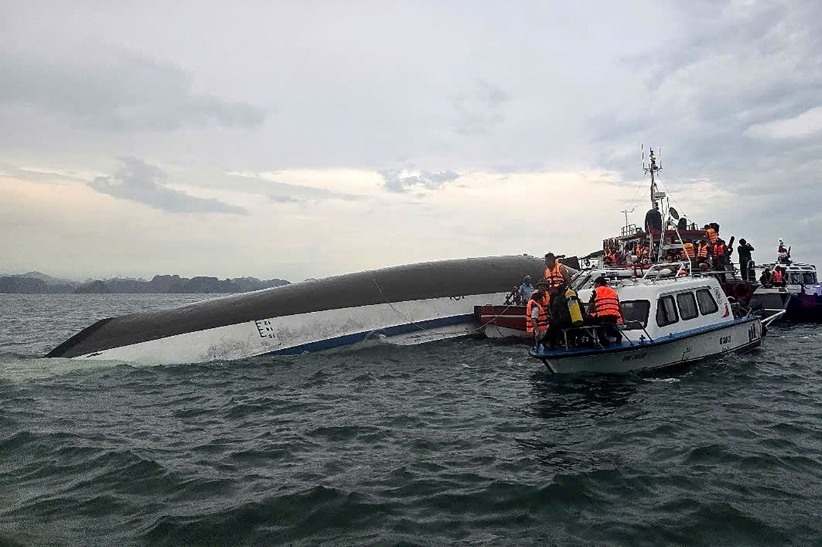 'Bolsão de ar subaquático' salva menino em naufrágio que deixou 36 mortos no Vietnã Naufrágio de barco turístico no Vietnã deixa ao menos 18 mortos e dezenas de desaparecidos (Foto: Vietnam News Agency/AFP)