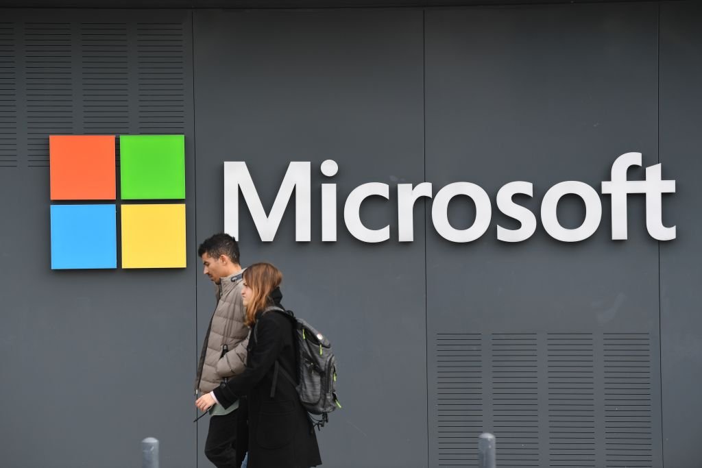 Nvidia e Microsoft ocupam posições distintas na cadeia de valor da IA: enquanto a primeira vende chips para desenvolver a tecnologia, o sucesso da segunda depende da implementação rápida da IA em seus serviços (Foto: Colaborador/Bloomberg)