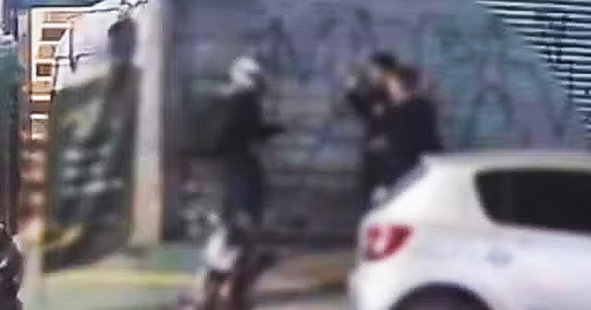 Assaltantes armados abordam jovens na entrada de academia no Itaim Pedestres são roubados à mão armada no Itaim Bibi, em SP (Foto: Reprodução/TV Globo)