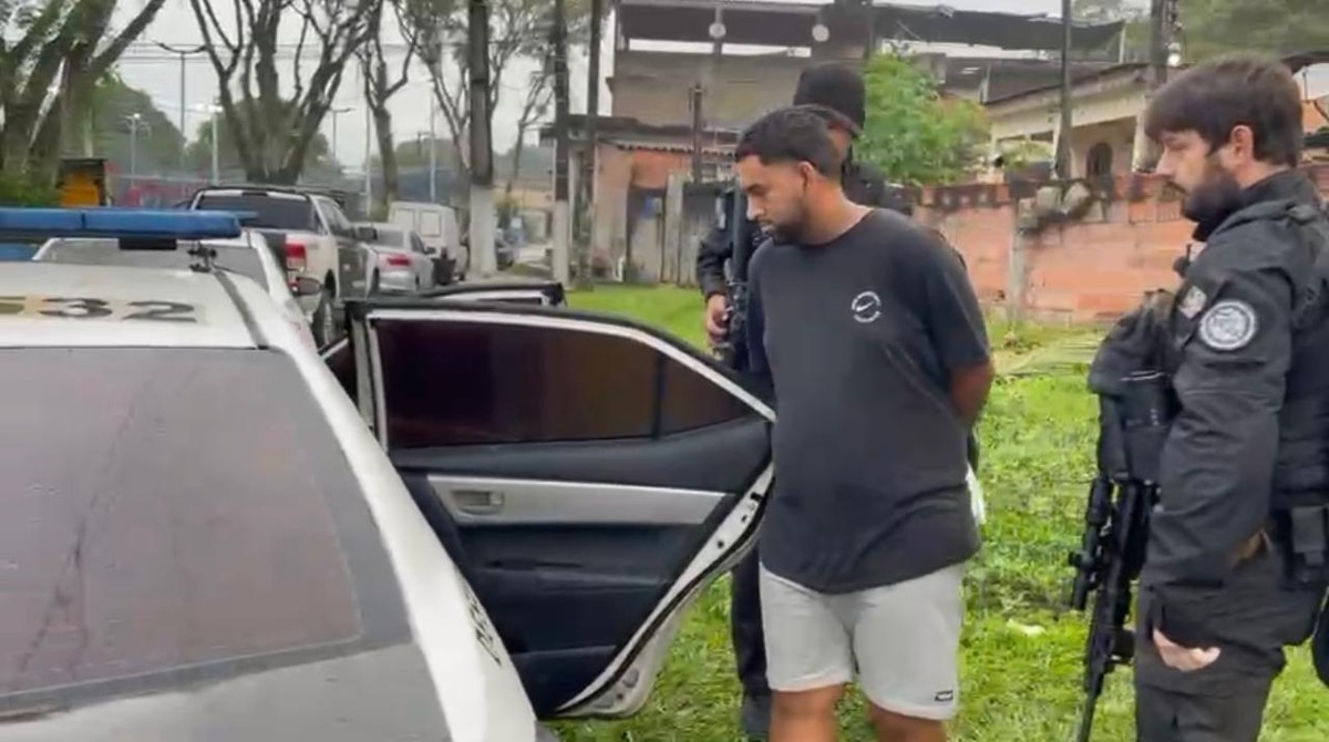 Marcos Vinícius Dias Ferreira pouco antes de entrar na viatura da Polícia Civil (Foto: Reprodução)