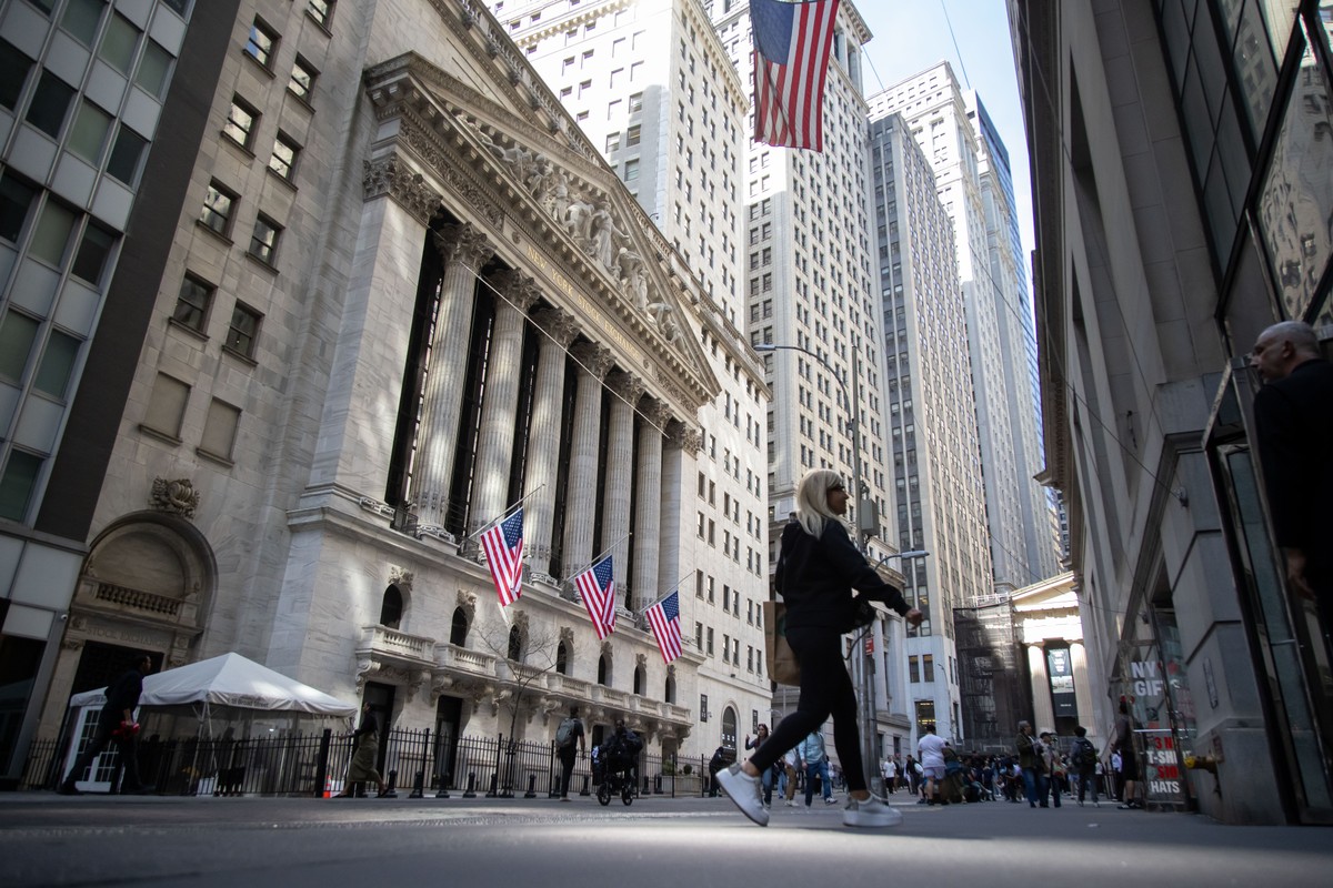 Países com taxas elevadas de residência legal atraem imigrantes em busca de vistos ouro Prédio da Bolsa de Nova York, em Wall Street (Foto: Michael Nagle / Bloomberg)