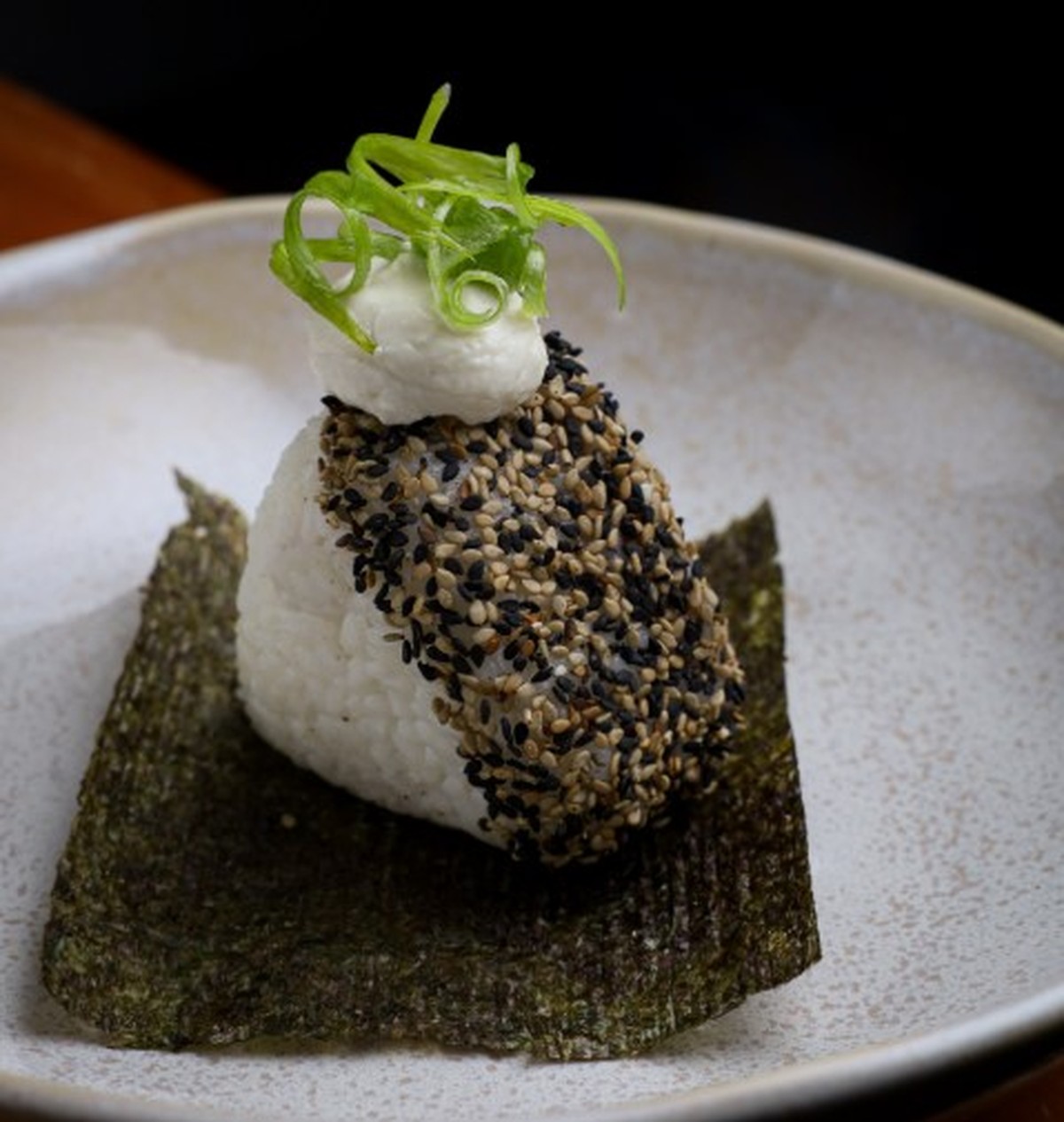 Onigiri, o bolinho de arroz japonês, conquista paladares no Brasil Onigiri Polvo Bar — Foto: Divulgação/ Taís Barros