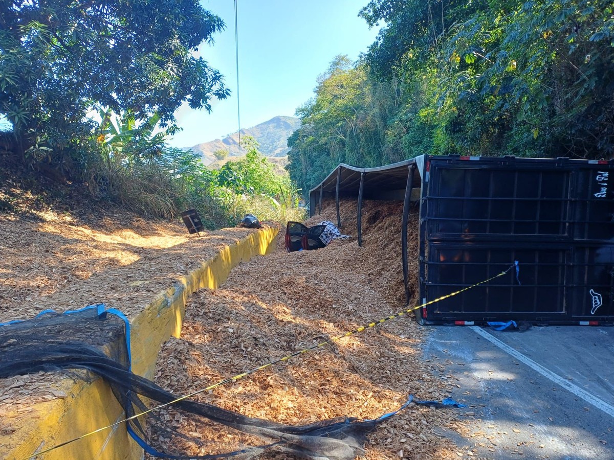 Duas vítimas fatais em colisão de carreta na Serra das Araras Duas pessoas morrem em acidente com carreta na Serra das Araras (Foto: Polícia Rodoviária Federal/ Divulgação)