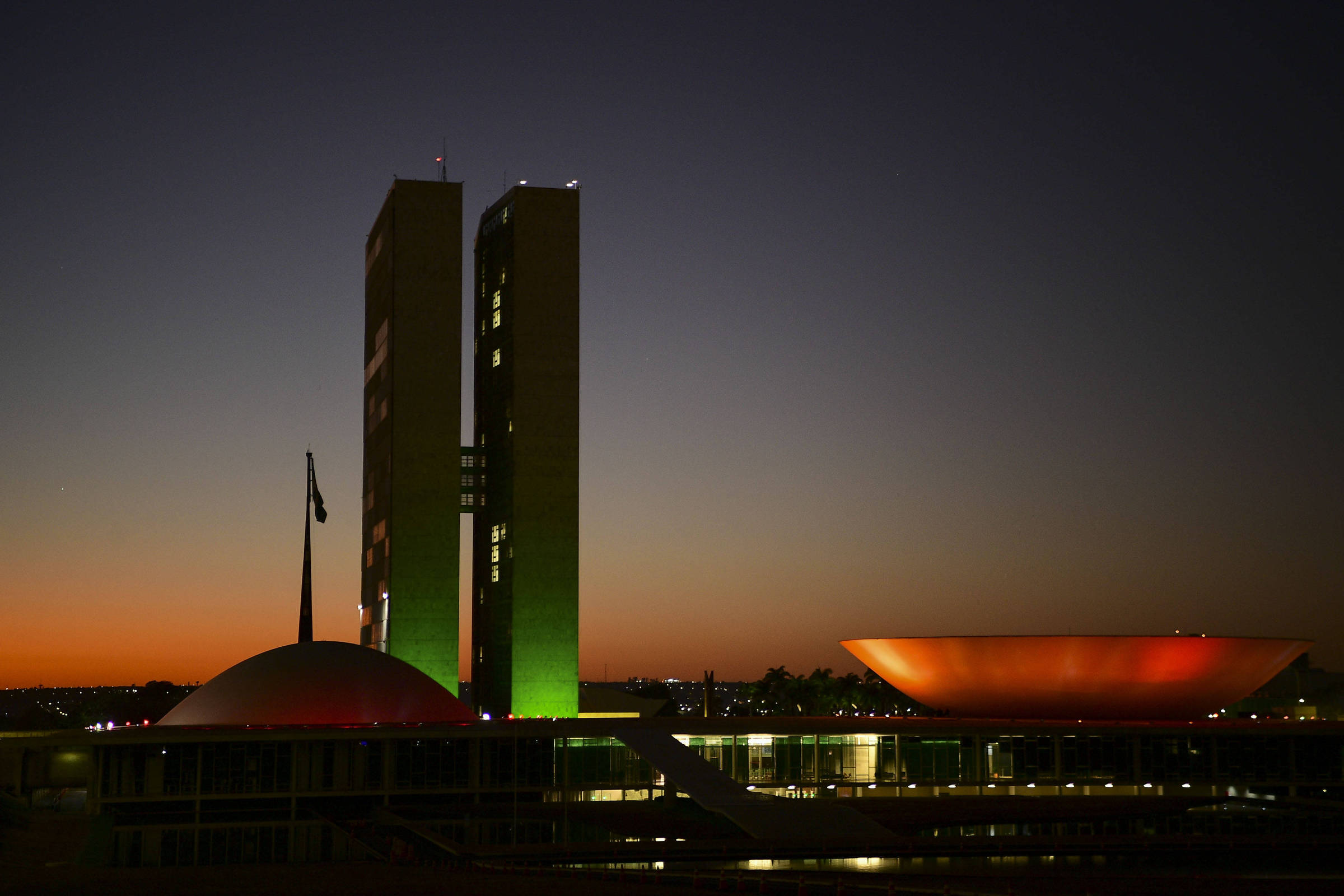 Parlamento discute reforma das emendas parlamentares para maior transparência O Congresso ao entardecer (Foto: Pedro França/Agência Senado)