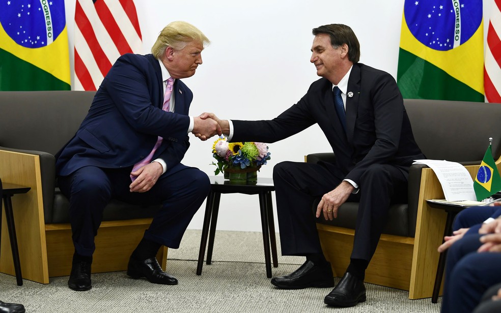 Esquerda aproveita fala de Trump para retomar debate sobre patriotismo Donald Trump e Jair Bolsonaro, em foto de 2019 (Foto: Brendan Smialowski / AFP Photo)