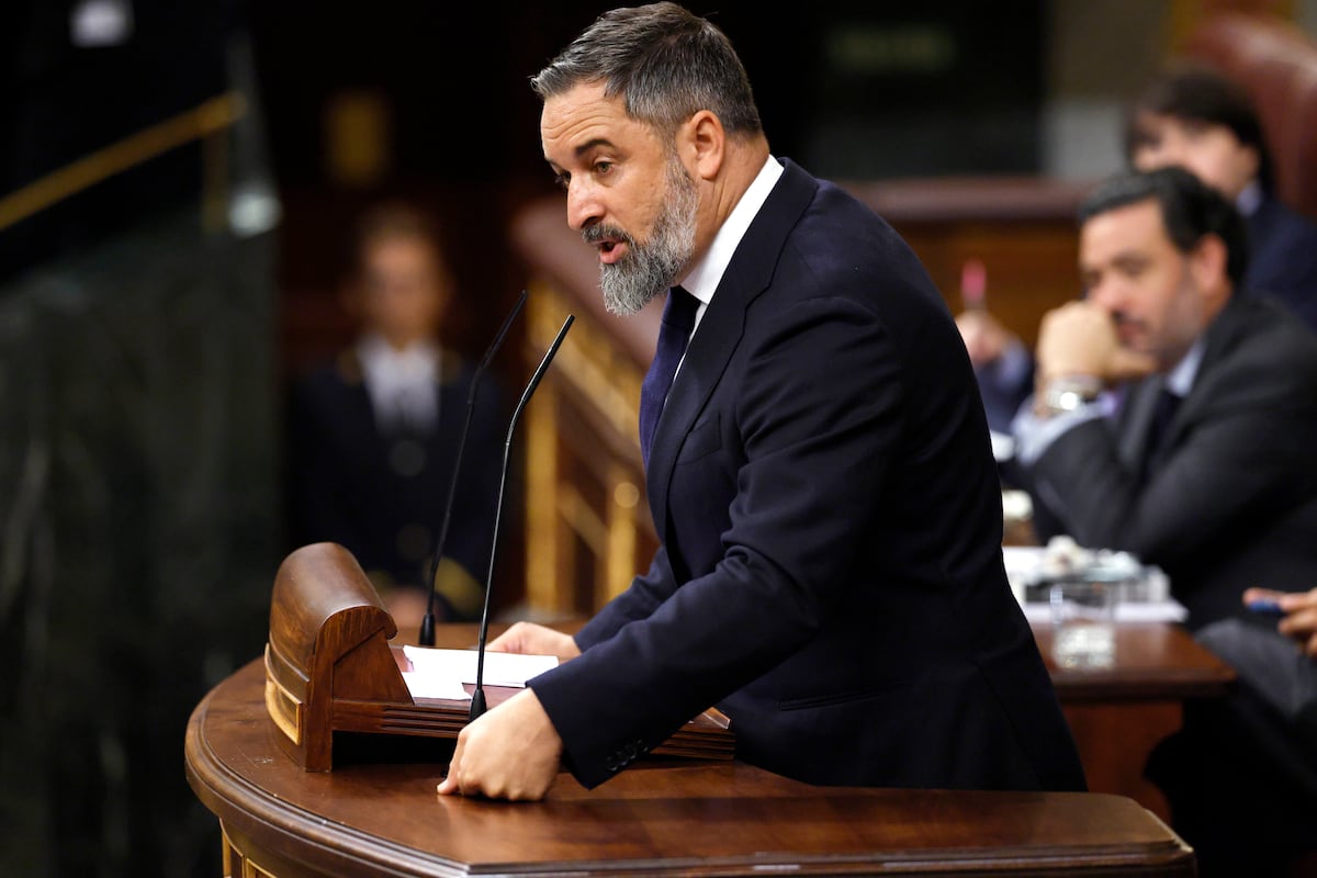 O presidente de Vox, Santiago Abascal, intervém durante um pleno extraordinário, no Congresso dos Deputados. (Foto: Alvaro Garcia)