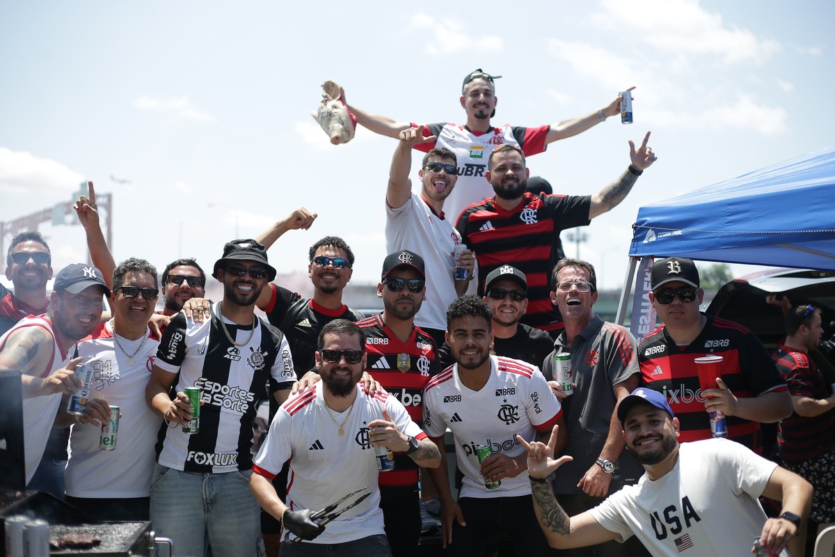 W. C. Fields e Bruno Henrique se encontram em turnê pelo Brasil Torcedores do Flamengo fazem churrasco fora do estádio antes do jogo (Foto: Gilvan de Souza / Flamengo)
