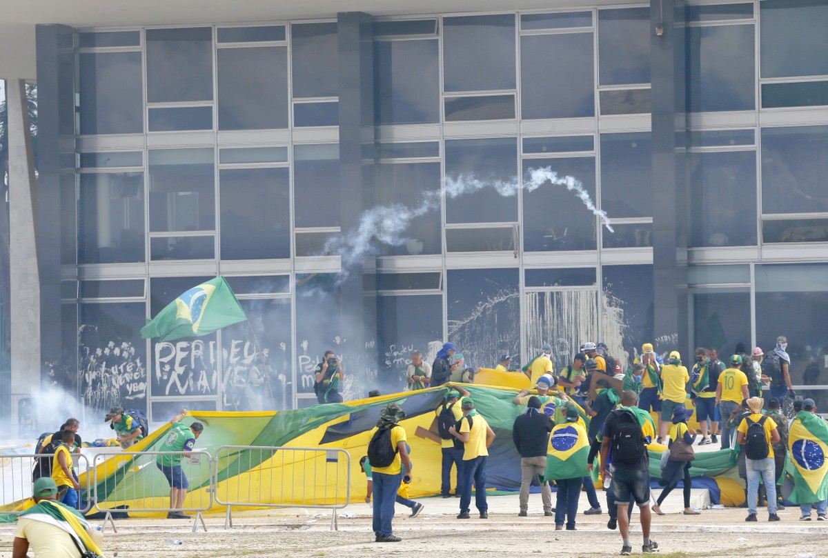Moraes vota pela condenação de 17 anos para financiador dos atos de 8 de janeiro Manifestantes durante atos golpistas do 8 de janeiro, na Praça dos Três Poderes (Foto: Cristiano Mariz/Agência O Globo/08-01-2023)