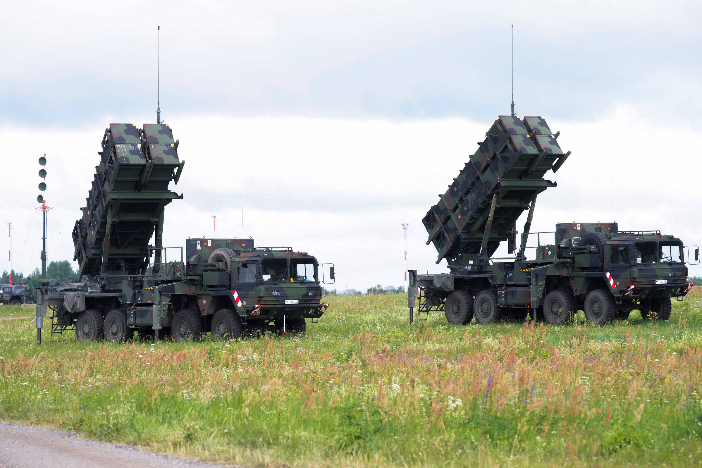 Baterias Patriot da Alemanha defendem o aeroporto de Vilnius, na Lituânia, durante cúpula da Otan em 2023 (Foto: Ints Kalnins - 10.jul.2025/Reuters)