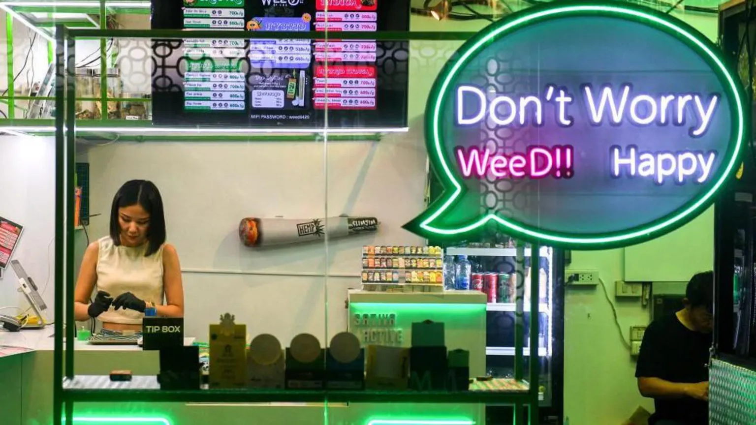 Tailândia impõe novas regras para conter contrabando de maconha para o Reino Unido Desde que a Tailândia descriminalizou a cannabis em 2022, lojas vendendo a droga surgiram em todo o país. (Foto: Reuters)