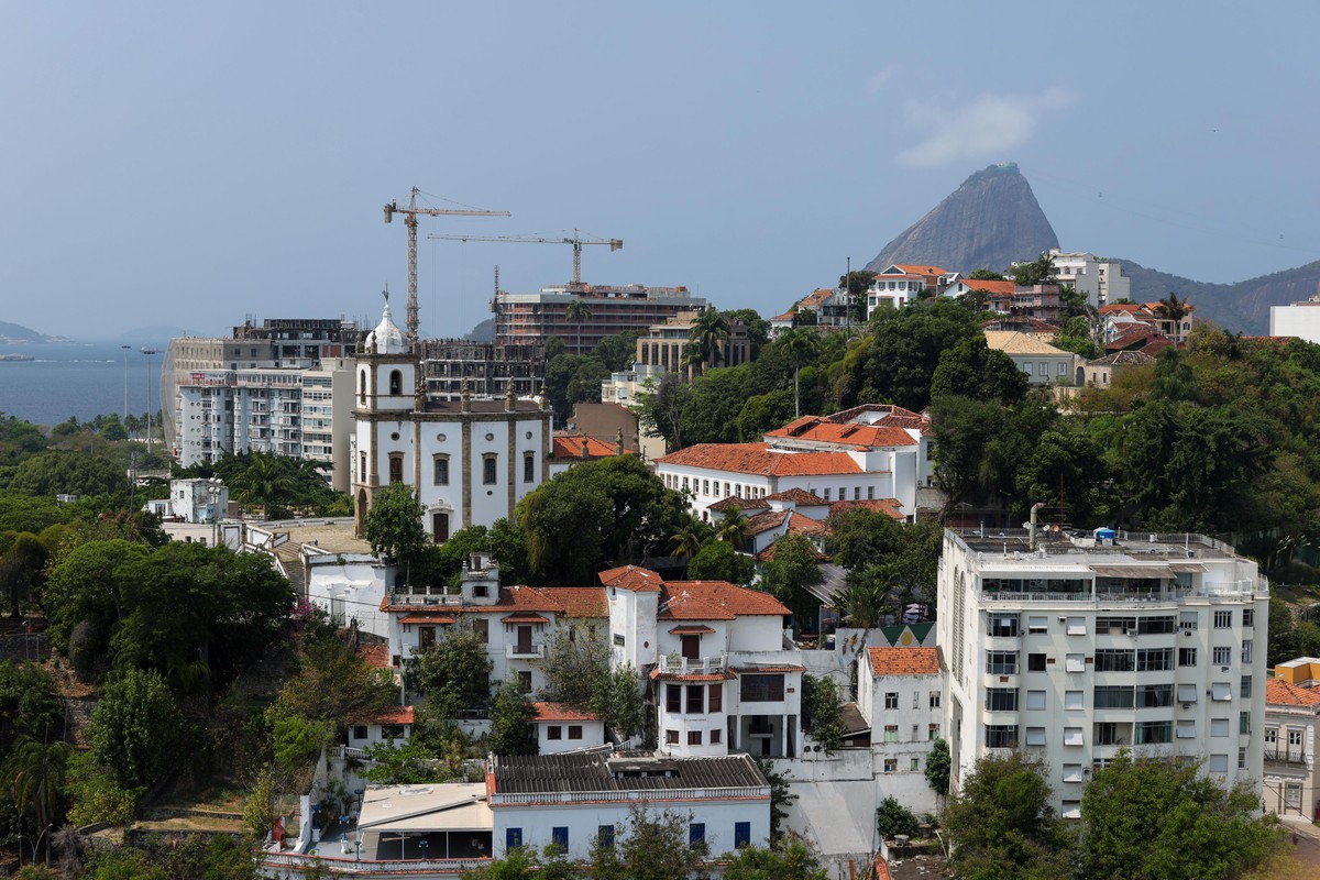 Ruas do entorno do Outeiro da Glória ficaram até 14 dias sem água; abastecimento foi normalizado nesta quarta (Foto: Márcia Foletto)
