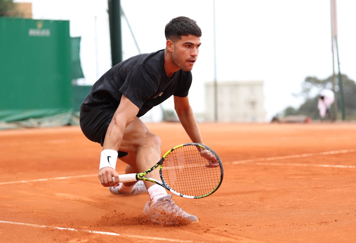 Carlos Alcaraz se prepara para a temporada de terra batida em busca de recuperação e títulos
