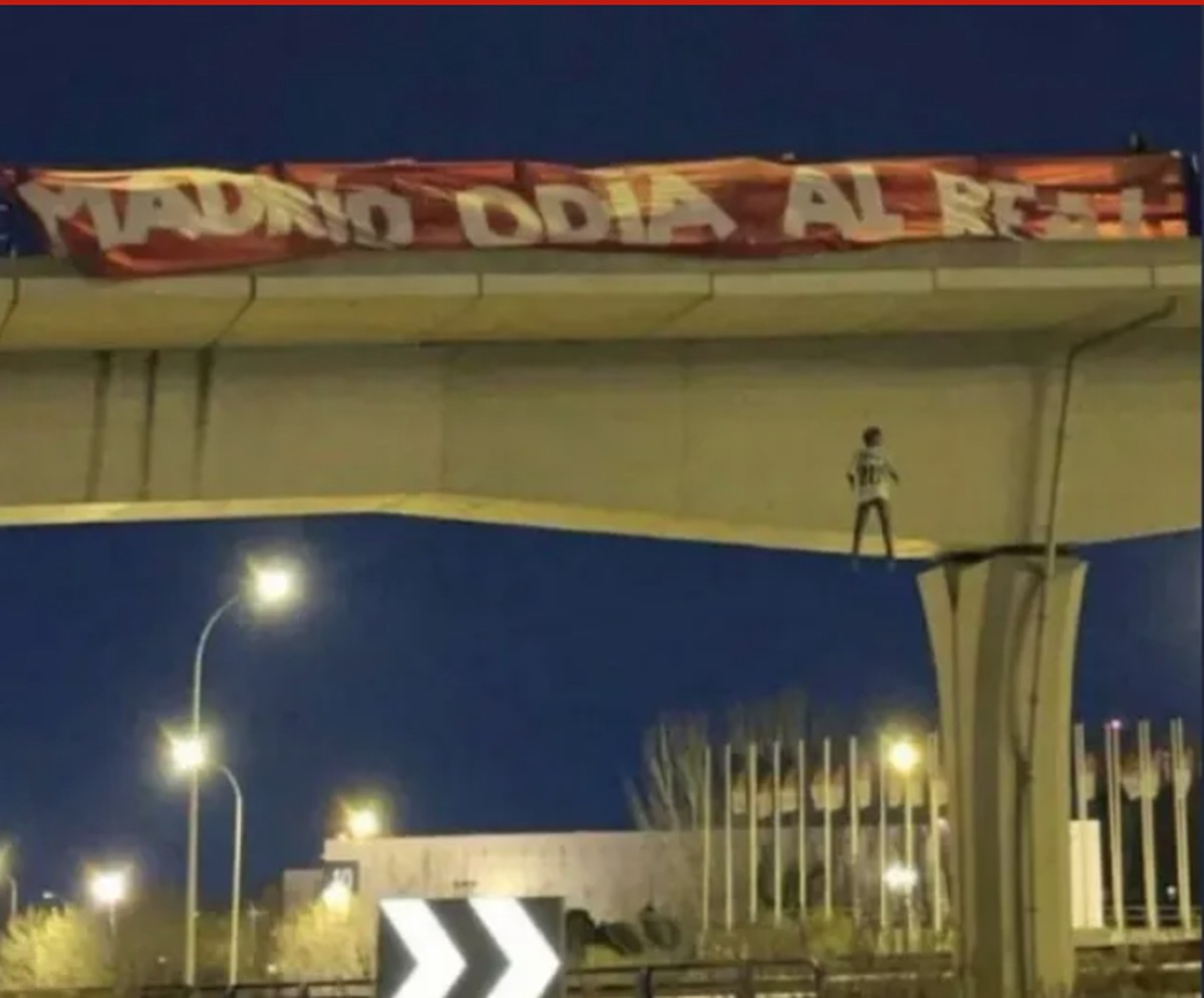 Polícia espanhola prende quatro suspeitos de pendurar boneco enforcado com blusa de Vini Jr em ponte de Madri (Foto: Reprodução/@JanaDahoui)