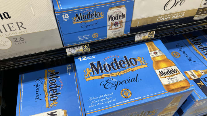 Caixas de Modelo, uma cerveja importada do México, estão à venda em um supermercado em Arlington, Virgínia, em 3 de fevereiro de 2025, após o anúncio de tarifas pelo presidente dos EUA, Donald Trump, sobre produtos importados do Canadá e do México. (Foto: Saul Loeb | Afp | Getty Images)