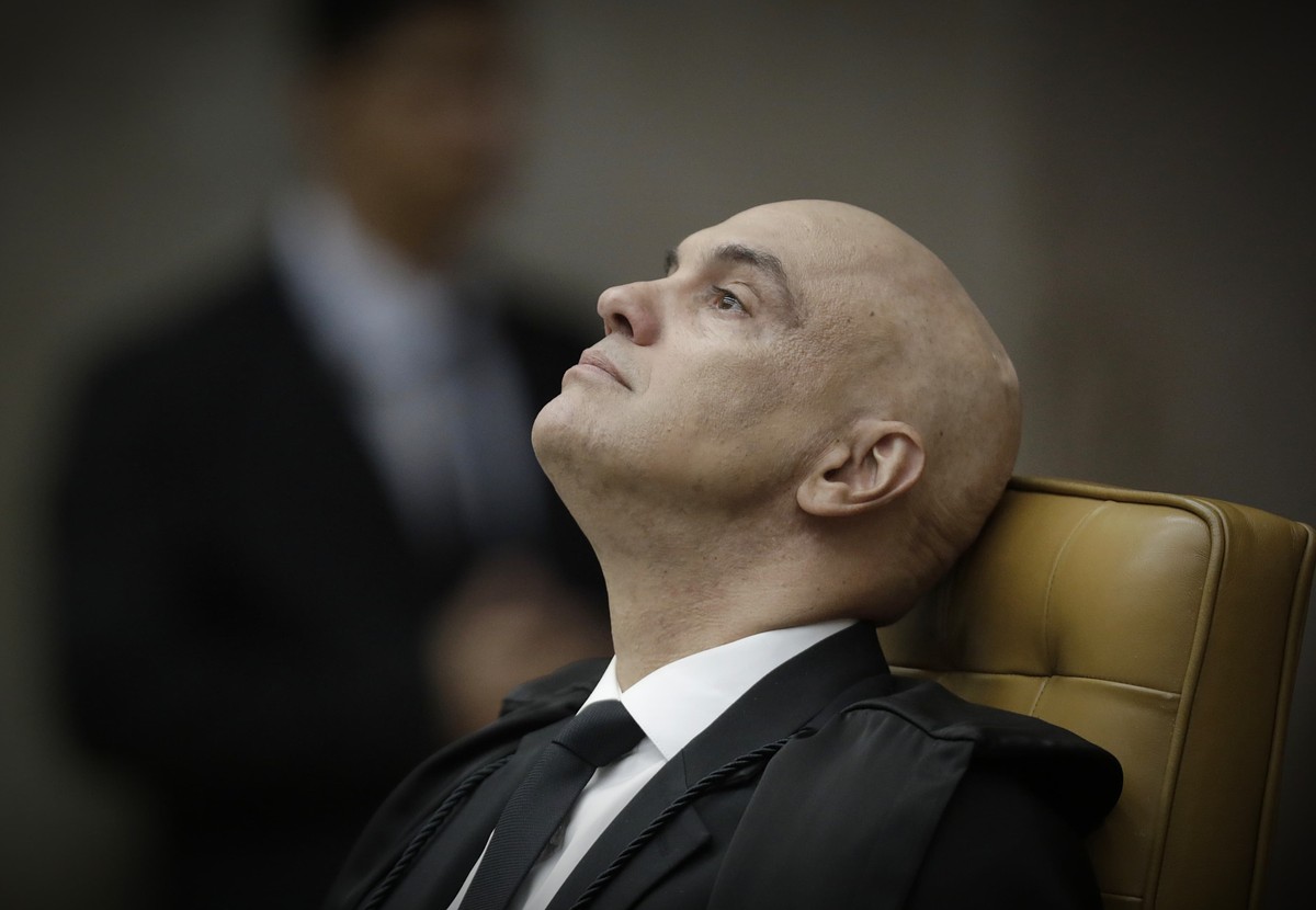 Decisões de Alexandre de Moraes geram polêmica sobre os Bolsonaro na política brasileira Alexandre de Moraes na sessão de retorno do recesso (Foto: Cristiano Mariz/Agência O Globo)