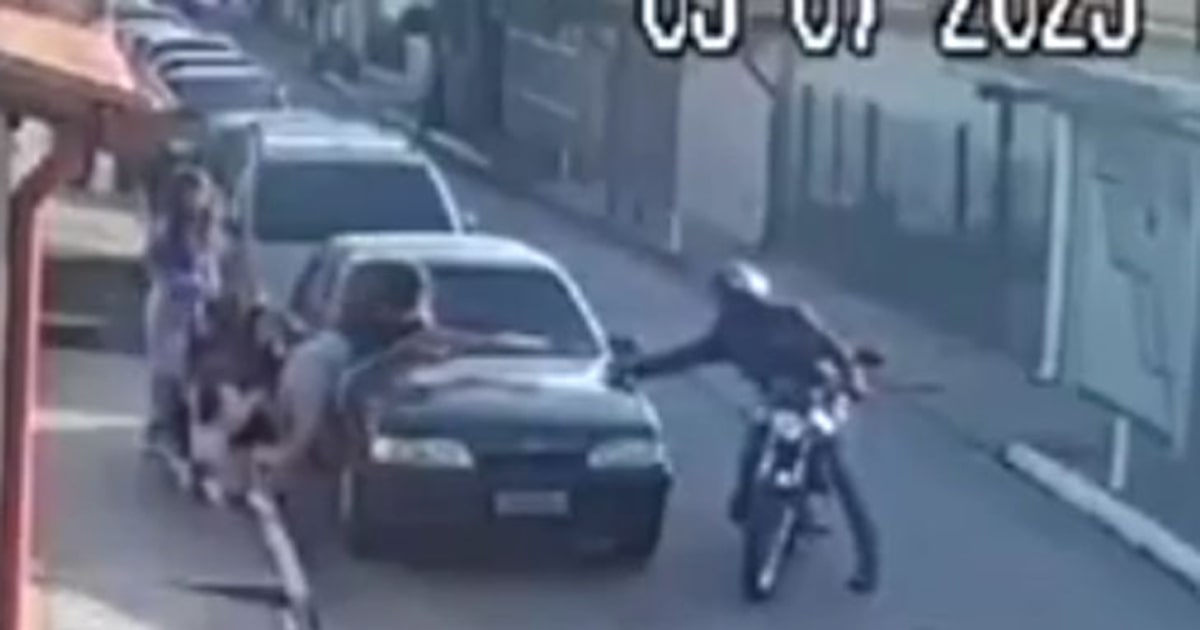 Criminosos armados atacam família com criança em bairro de SP marcado por violência Família se esconde de ladrão atrás de carro na Chácara Santo Antônio, na Zona Sul de SP. (Foto: Reprodução Cameras de Segurança)