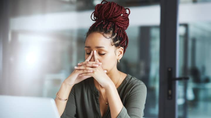 Americanos enfrentam ansiedade por demissões e aceleram o burnout no trabalho Jay Yuno | E+ | Getty Images