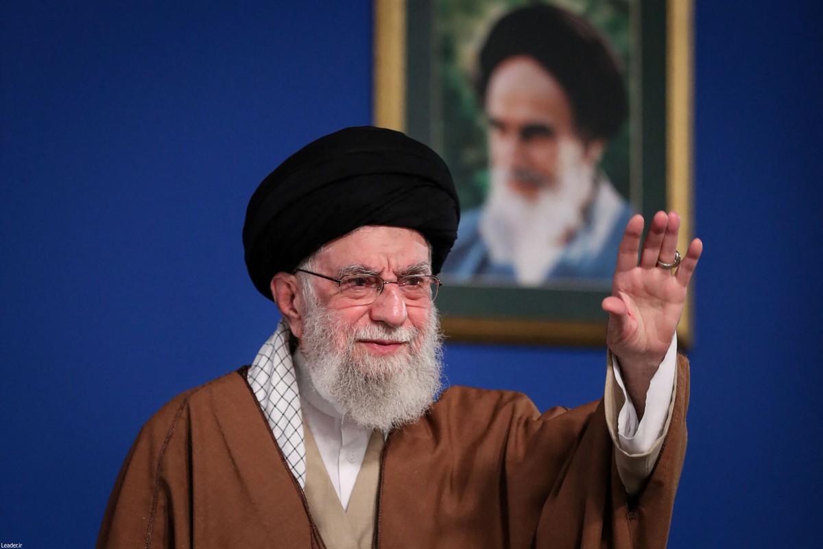 Líder do Irã declara vitória sobre Israel e exalta 'nocaute' após cessar-fogo Líder Supremo do Irã, Ali Khamenei, durante discurso por ocasião do Ano Novo Persa, o Nowruz, em Teerã (Foto: KHAMENEI.IR / AFP)
