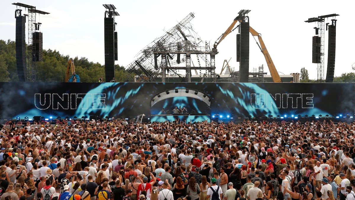 Assistentes à última edição do festival tecno Tomorrowland, onde dois soldados israelenses foram detidos acusados de presuntos crimes de guerra (Foto: Omar Havana/AP)