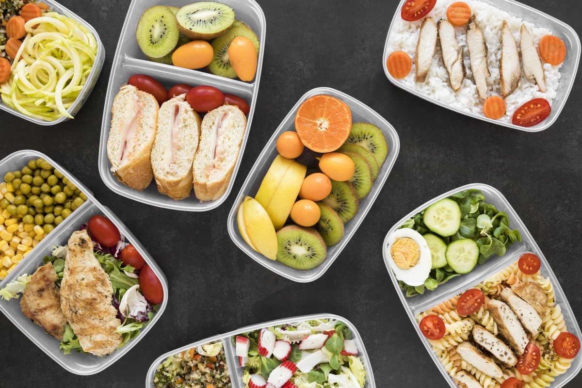 Reaquecer alimentos do dia anterior traz riscos e benefícios à saúde A comida precisa ser bem armazenada — Foto: Freepik