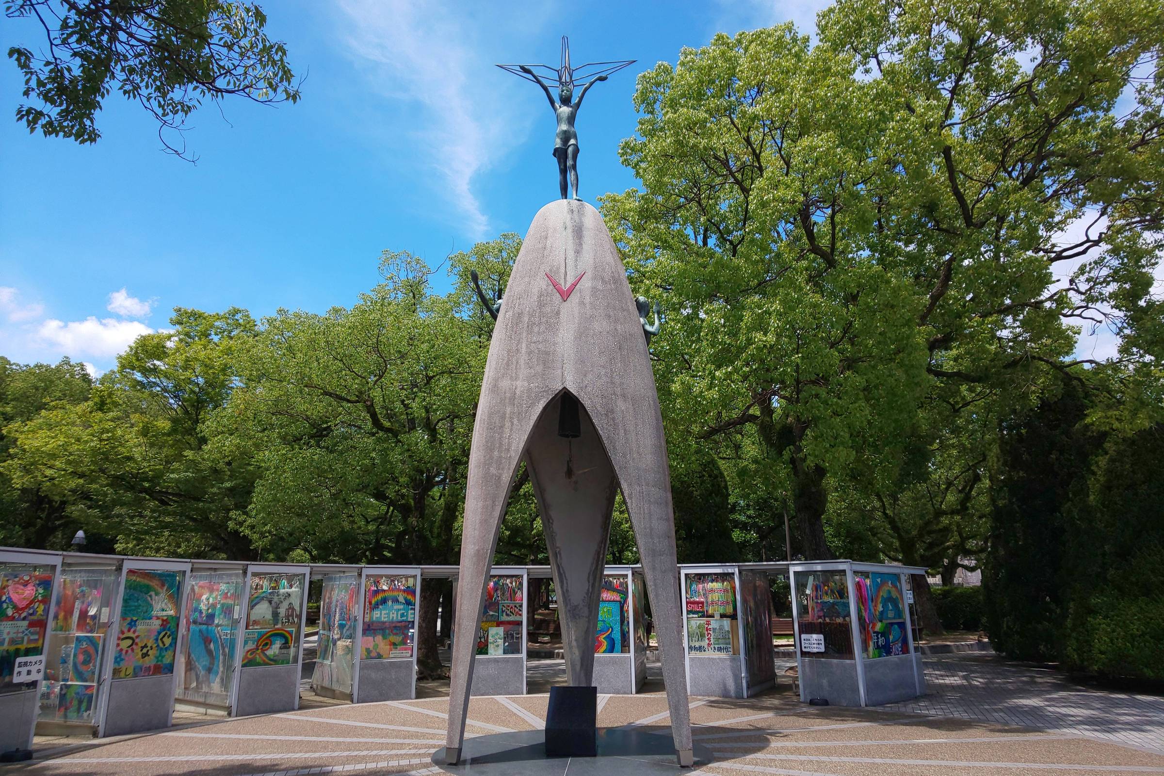 Japan House SP apresenta exposição sobre os horrores da bomba atômica em Hiroshima e Nagasaki Foto disponível na exposição 'Heiwa, um apelo de paz', que mostra o monumento da menina Sadako (Foto: Prefeitura de Hiroshima/Divulgação)