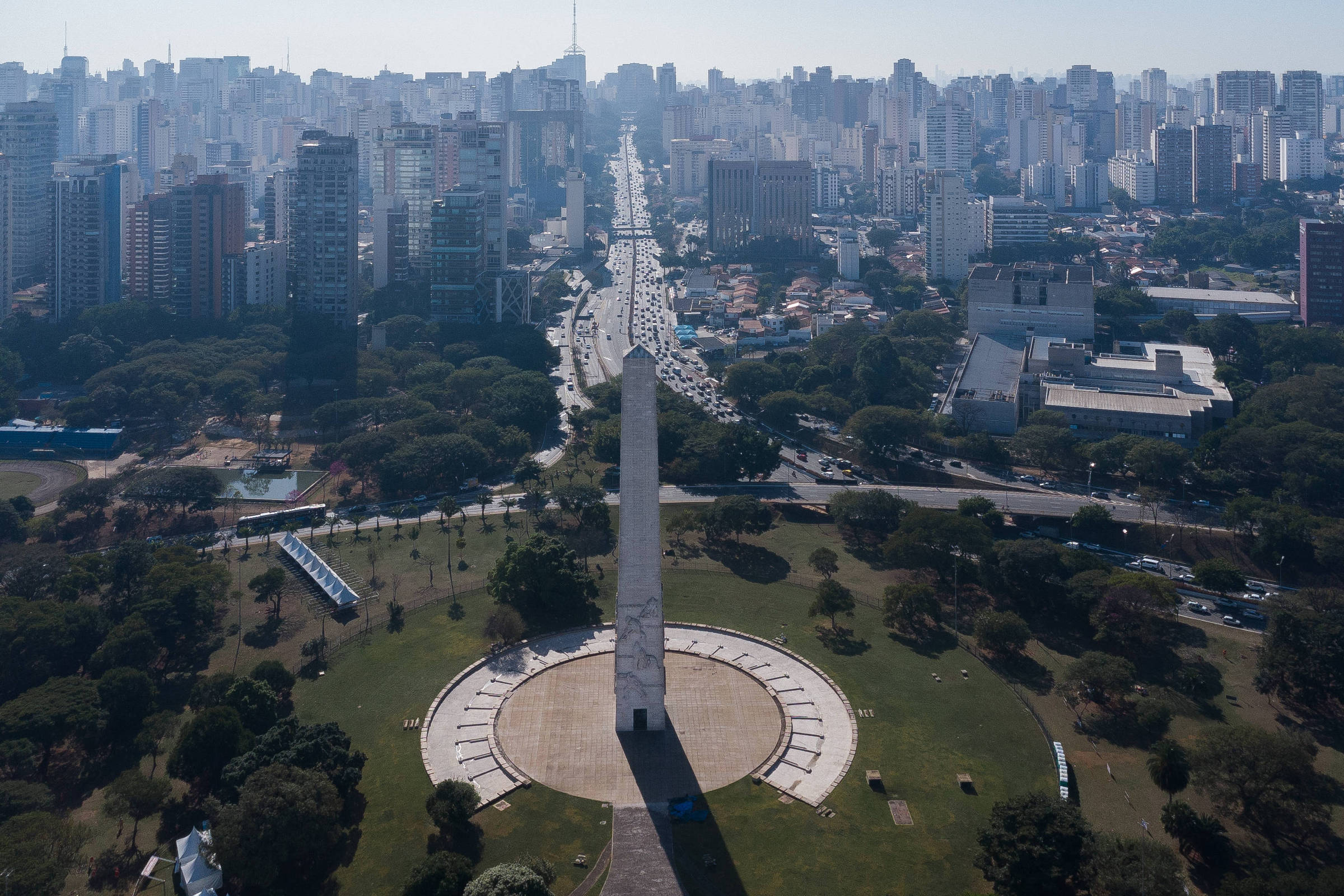 Revolução de 32 e suas meias verdades marcam o feriado de 9 de julho Obelisco Mausoléu aos Heróis de 32 com a 23 de Maio ao fundo; tanto o monumento quanto a avenida são homenagens àqueles que participaram da campanha constitucionalista, em São Paulo (Foto: Ronny Santos/Folhapress)