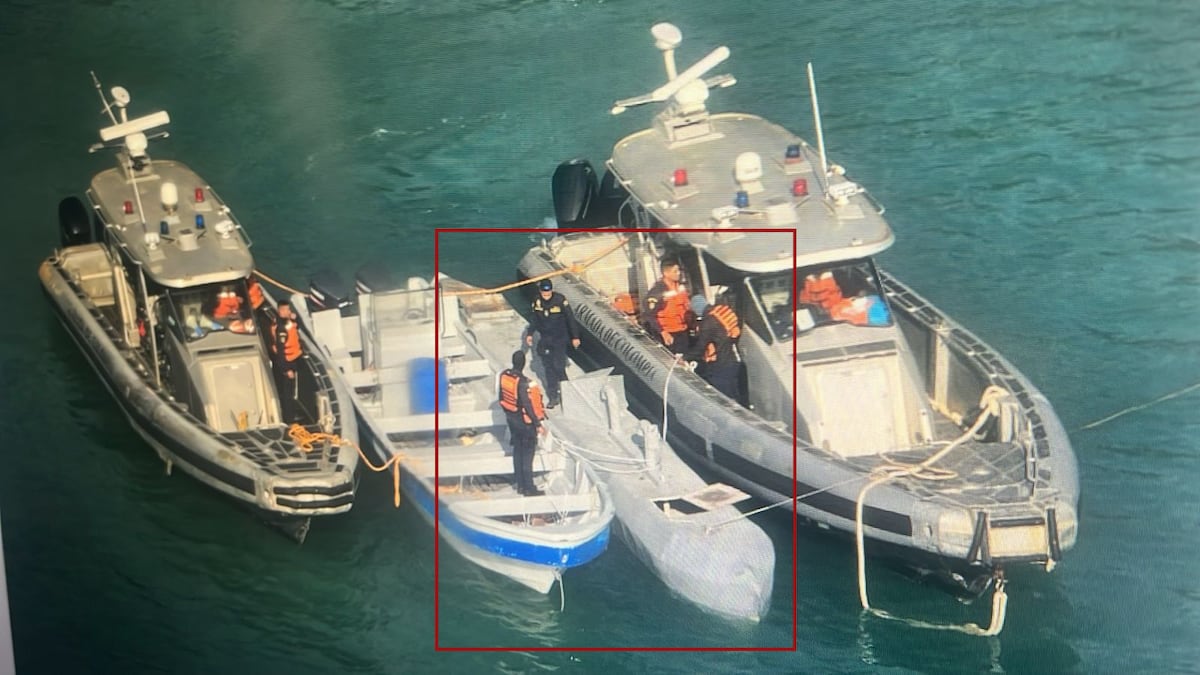 Marinha da Colômbia intercepta narcosubmarino teledirigido com tecnologia avançada Agentes da Armada da Colômbia interceptam um narcosubmarino no Caribe, em 1º de abril. (Foto: ARMADA DE COLOMBIA)