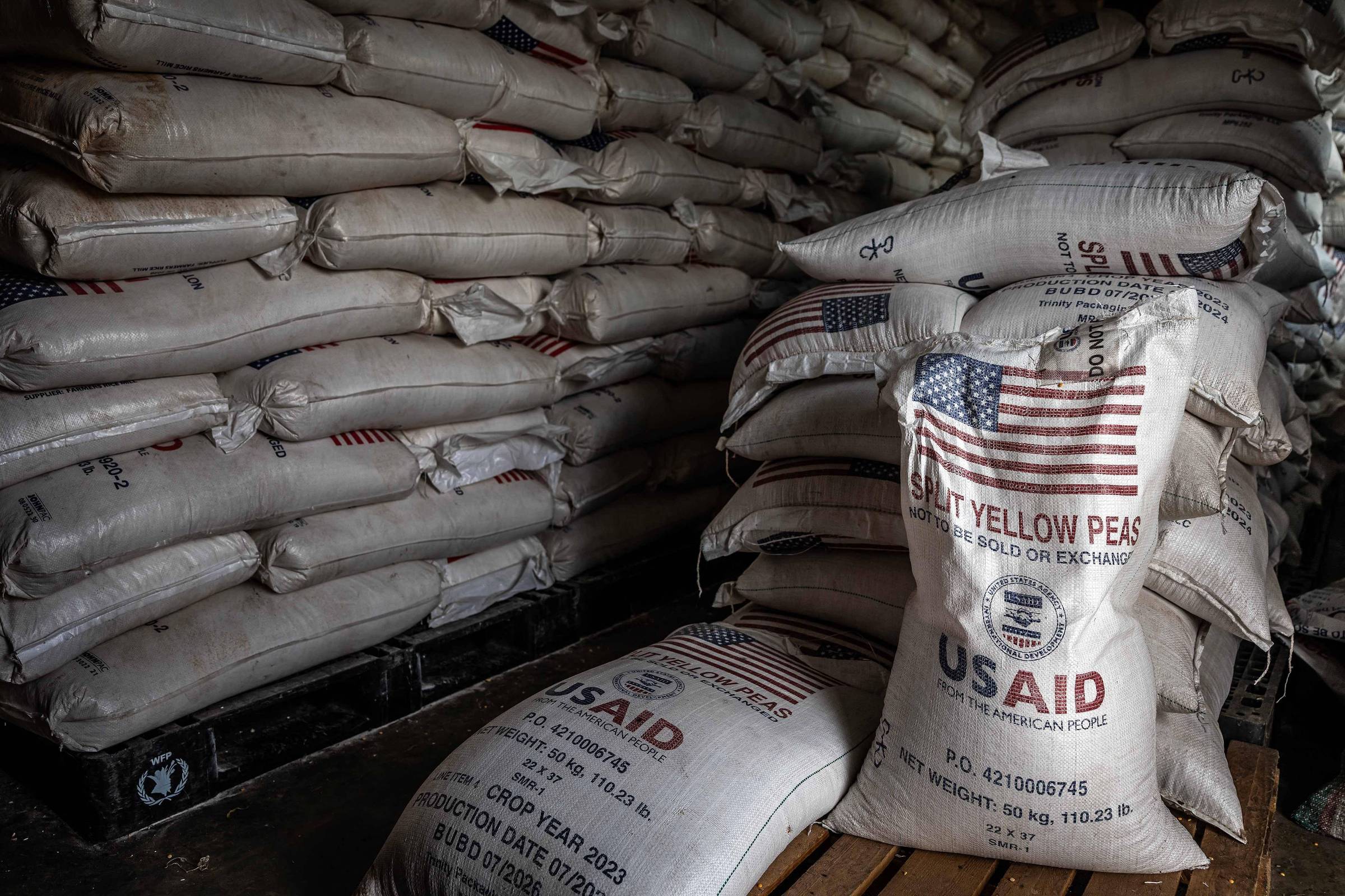 Últimos lotes de ervilhas que seriam fornecidos pela agora extinta Usaid em depósito (Foto: Luis Tato - 20.mai.25/AFP)