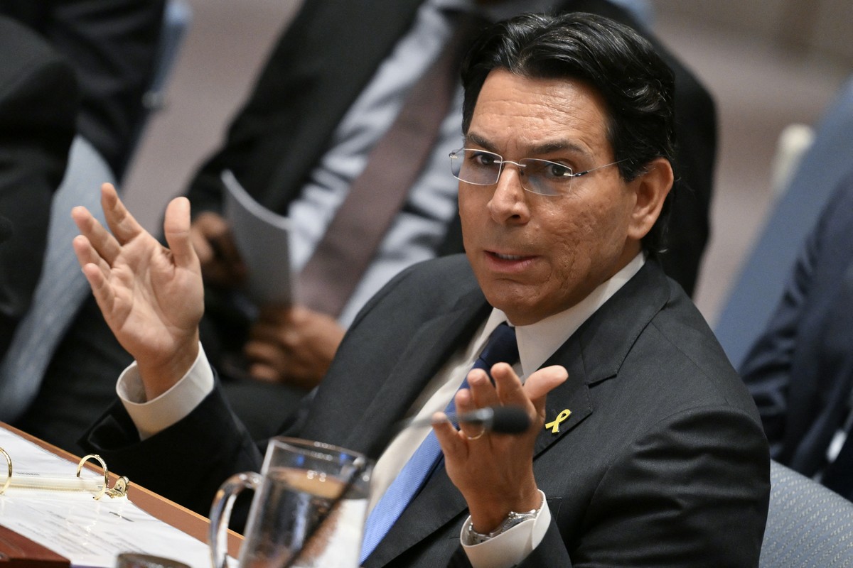 Israel afirma que continuará ataques ao Irã até desmantelar ameaça nuclear Embaixador israelense nas Nações Unidas, Danny Danon, discursa durante uma reunião do Conselho de Segurança das Nações Unidas sobre o conflito entre Israel e Irã (Foto: ANGELA WEISS / AFP)