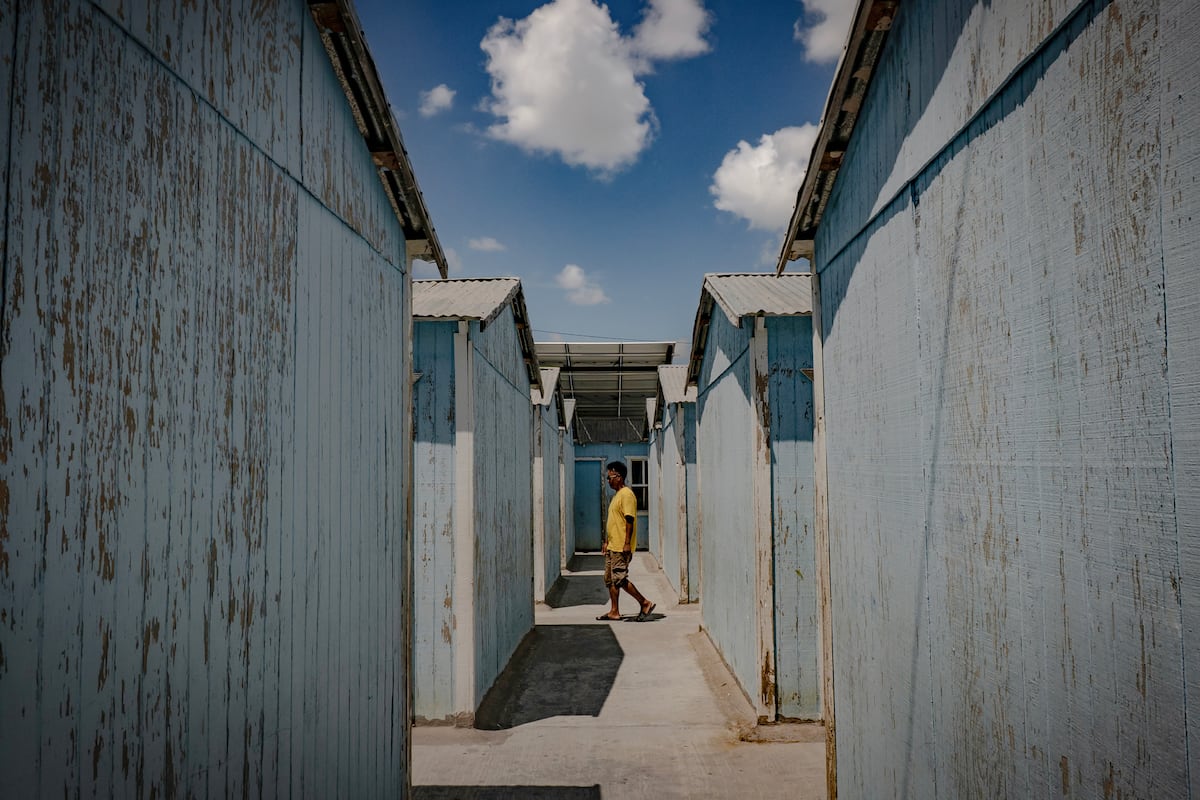 Migrantes da América reavaliam rotas e buscam novos caminhos ao sul Um homem no albergue Senda de Vida, em Reynosa, Tamaulipas, no dia 26 de junho de 2025. (Foto: Nayeli Cruz)
