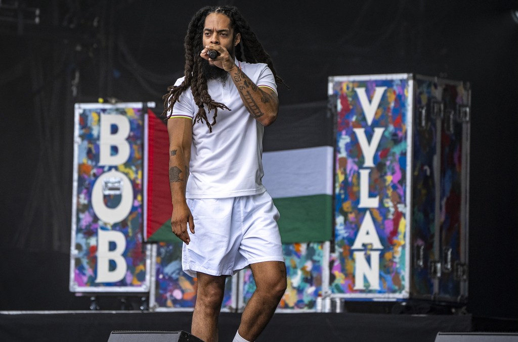 Bob Vylan é removido do Kave Fest após polêmica no Glastonbury Bob Vylan respondeu de forma desafiadora às cancelamentos em uma declaração compartilhada no Instagram na terça-feira, 1º de julho. (Foto: Reprodução)