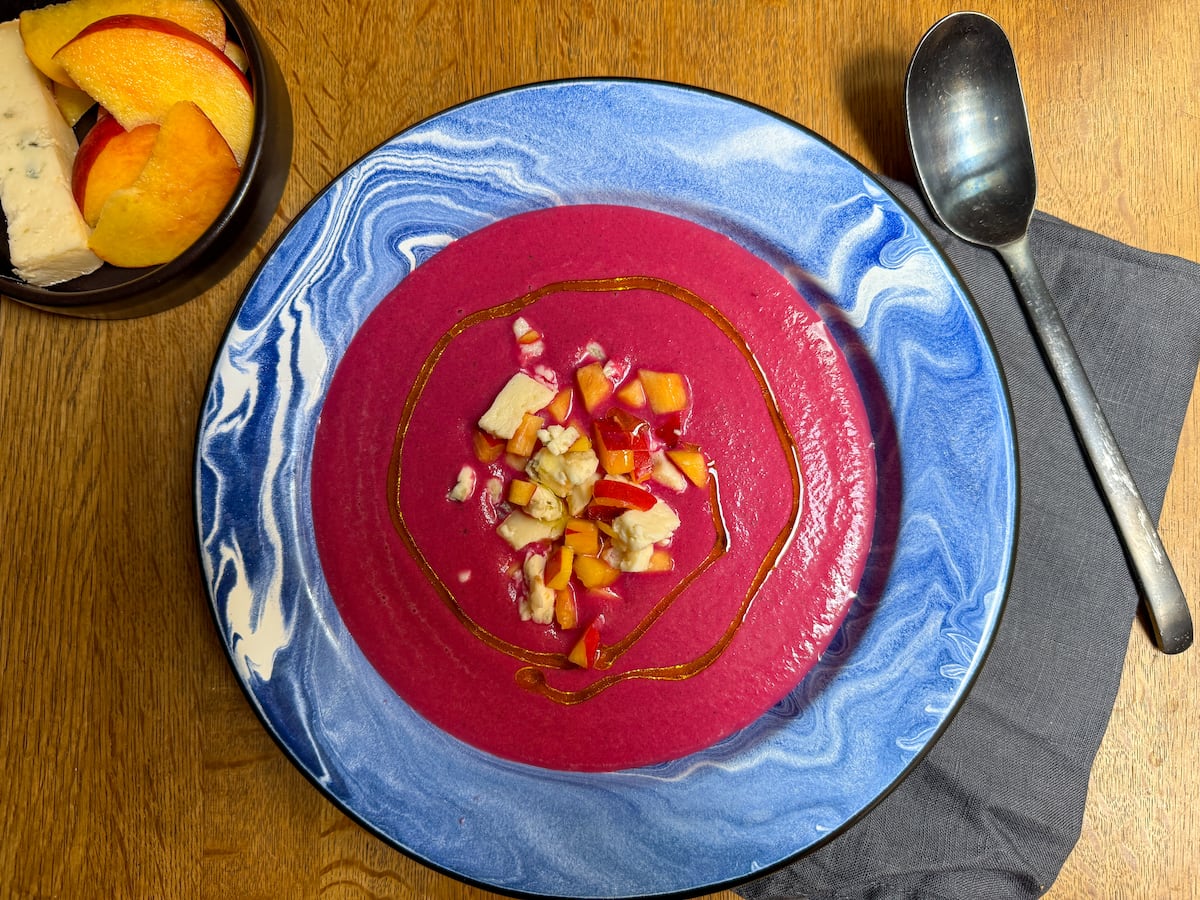 Crema fria de remolacha e calabacín surpreende com sabor e frescor