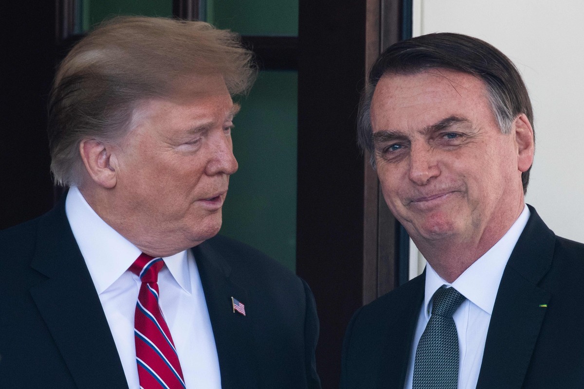 Tiro contra Brasil pode impactar negativamente a direita, alerta Míriam Leitão Trump e Bolsonaro — Foto: Jim Watson/AFP