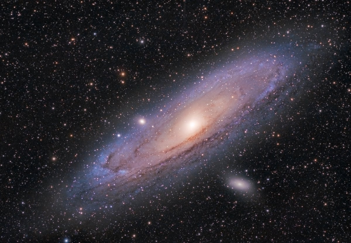 Ilustração da galáxia Andrómeda (M31). (Foto: PavelSmilyk/Getty Images/iStockphoto)