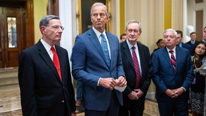 Deduções fiscais de Trump não beneficiam trabalhadores com baixos rendimentos Líder da maioria no Senado, John Thune (R-SD), flanqueado pelo senador John Barrasso (R-Wyoming), senador Mike Crapo (R-Idaho) e senador Lindsey Graham (R-SC), fala com repórteres após o Senado aprovar o pacote de reconciliação do presidente Trump em 1º de julho de 2025. (Foto: Bill Clark | Cq-roll Call, Inc. | Getty Images)