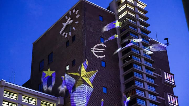 Inflação da zona do euro sobe e atinge meta de 2% estabelecida pelo BCE em junho Uma iluminação projetada marcando o 75º aniversário da Declaração Schuman, no edifício Grossmarkthalle, na sede do Banco Central Europeu em Frankfurt, Alemanha, em 9 de maio de 2025. (Foto: Alex Kraus/Bloomberg via Getty Images)