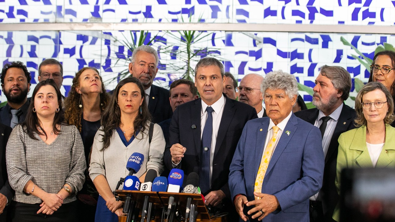 Deputados de Lula criticam tarifas impostas pelos EUA ao Brasil Deputados do PT e outras legendas em coletiva sobre tarifas de Trump (Foto: Gabriel Paiva/PT)