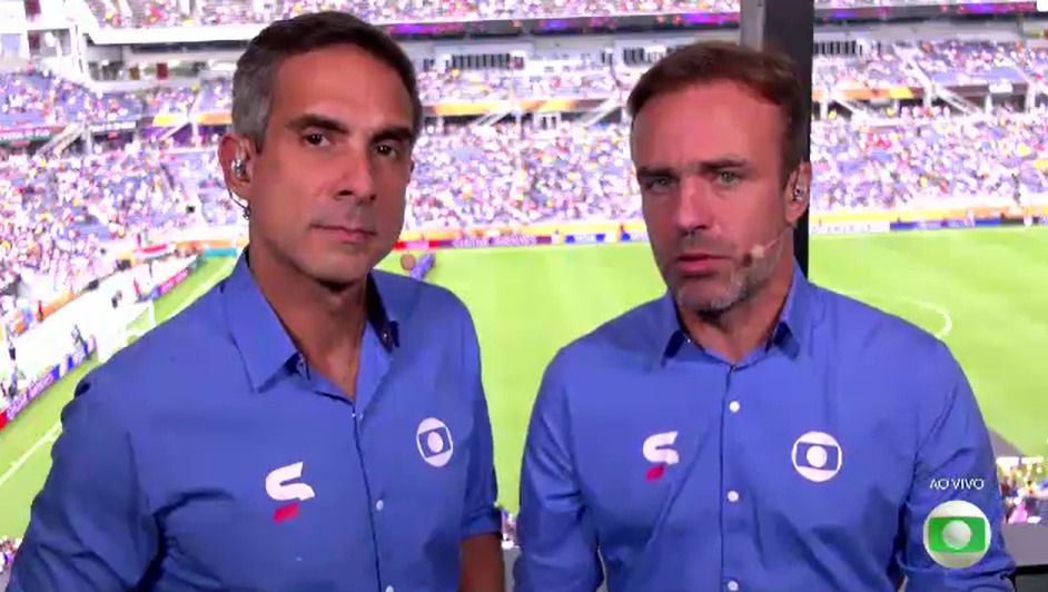 Globo e SporTV superam CazéTV com audiência 357% maior no Mundial Os apresentadores da Globo Gustavo Villani e Roger na transmissão de Fluminense x Al Hilal (Foto: Reprodução/TV Globo)