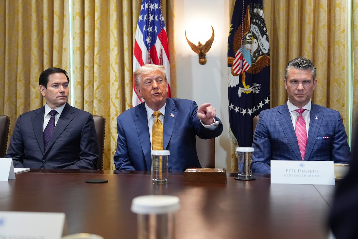 Donald Trump, entre Marco Rubio e Pete Hegseth, este terça-feira em Washington. (Foto: Reprodução)