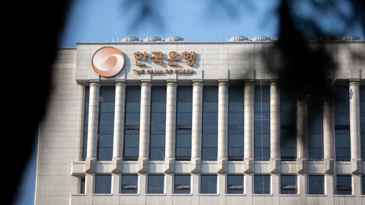 Banco da Coreia mantém taxa de juros estável em nível mais baixo em quase três anos Uma foto tirada em 24 de novembro de 2022 mostra o edifício do Banco da Coreia (BOK) em Seul, Coreia do Sul. O banco central da Coreia do Sul elevou sua taxa de política monetária na quinta-feira para conter a inflação, realizando seis aumentos consecutivos pela primeira vez. (Foto: Wang Yiliang/Xinhua via Getty Images)