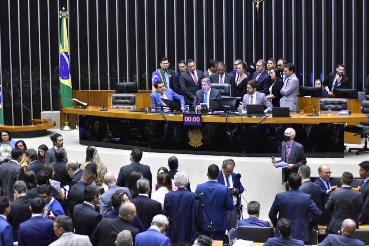 Brasil não consegue conter avanço das fake news na sociedade atual Votação do PL das Fake News em 2023 (Foto: Zeca Ribeiro/Câmara dos Deputados)