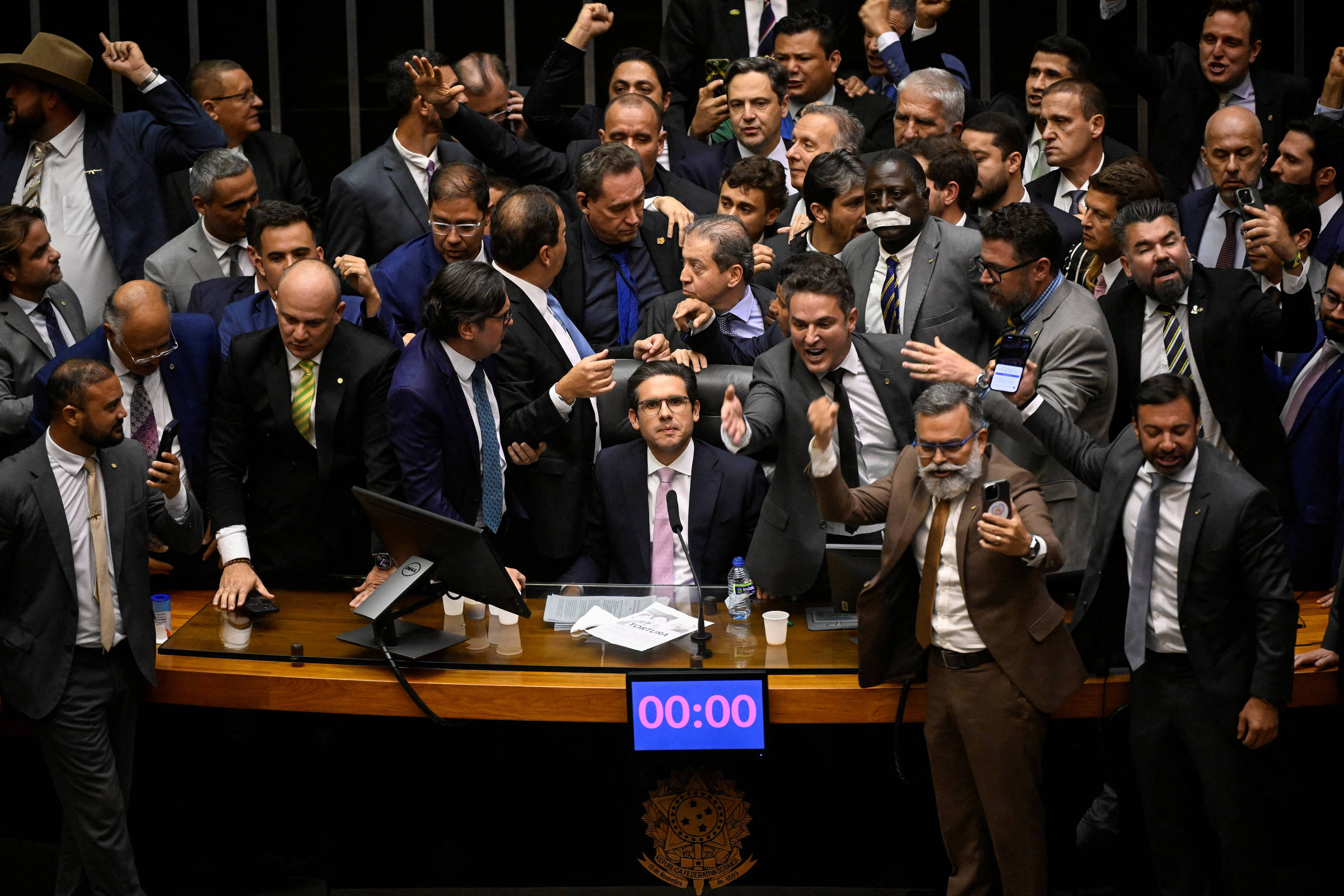 O presidente da Câmara dos Deputados, Hugo Motta (Republicanos-PB), reassume a Mesa Diretora após negociação com a oposição (Foto: Mateus Banomi/Reuters)