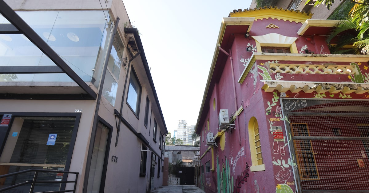Acesso de travessa nos Jardins que deve ser alienada pela Prefeitura de São Paulo; dois casarios da entrada eram endereços de restaurantes até recentemente (Foto: Tiago Queiroz/Estadão)