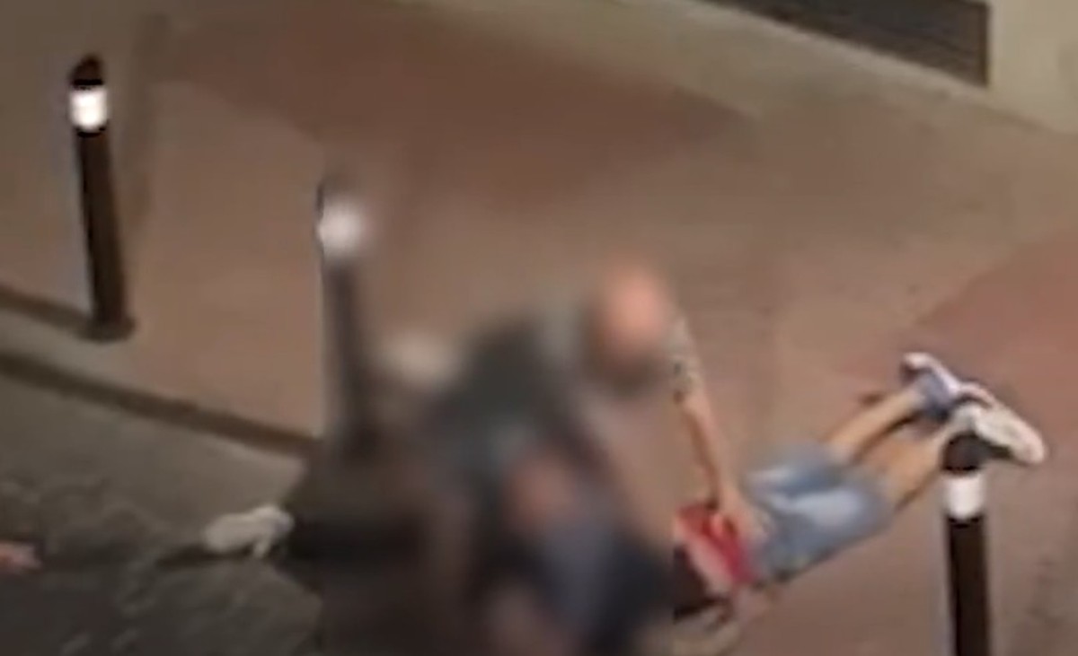Policial é preso por estrangular homem em suposto caso de roubo na Espanha Policial é detido após estrangular homem magrebino até a morte por suposto roubo, na Espanha (Foto: Reprodução/X)