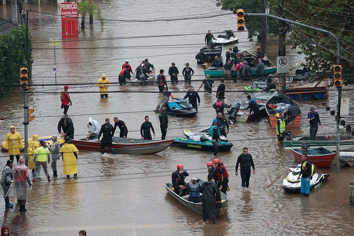 As chuvas inundaram a cidade de Porto Alegre (Foto: Edilson Dantas / O Globo)