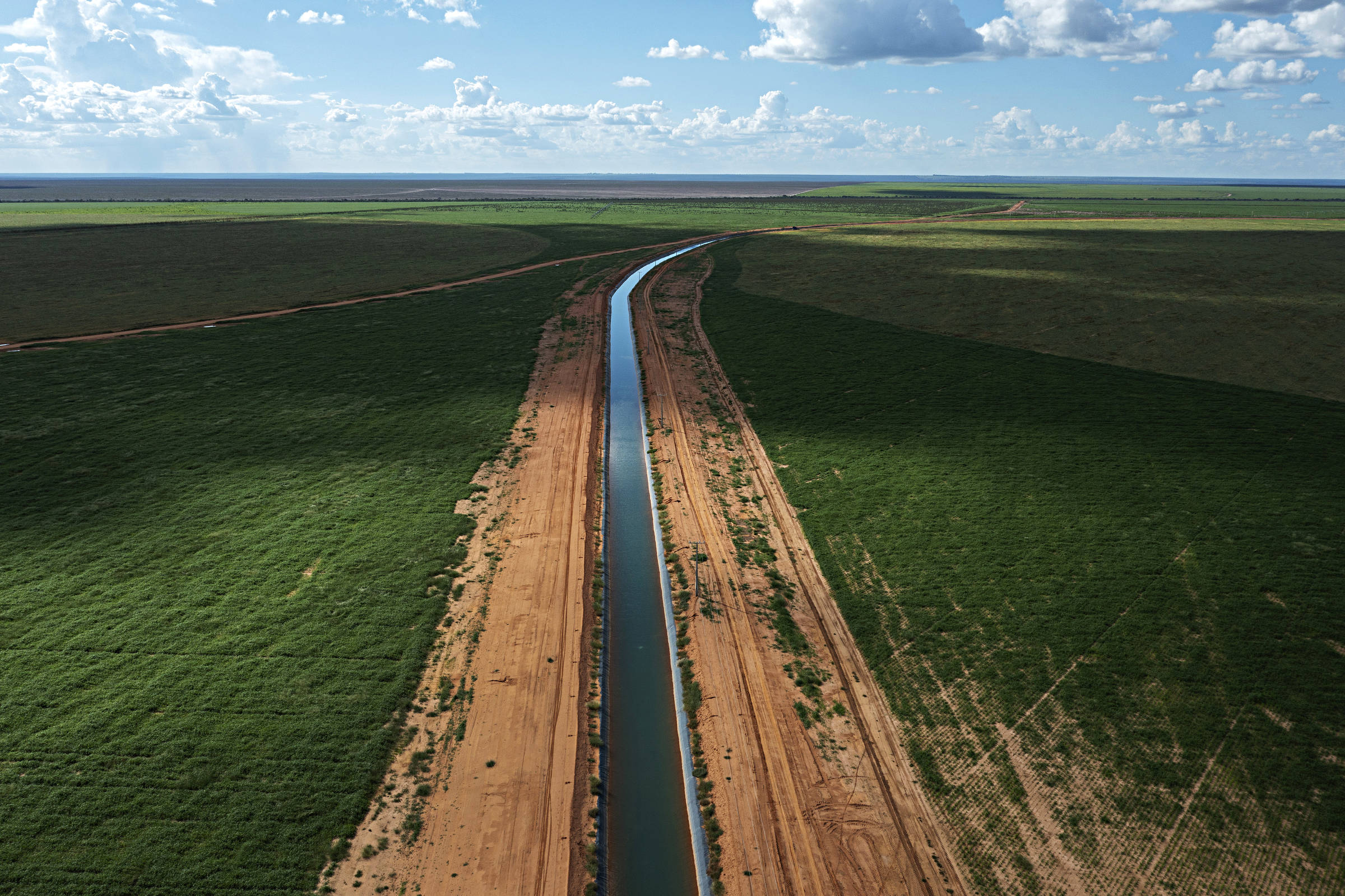 Rios do cerrado enfrentam redução de 27% no volume de água desde os anos 1970 Canal utilizado para abastecer os pivôs de irrigação de uma grande fazenda, na zona rural de Correntina, no oeste da Bahia (Foto: Lalo de Almeida - 14.mar.24/Folhapress)