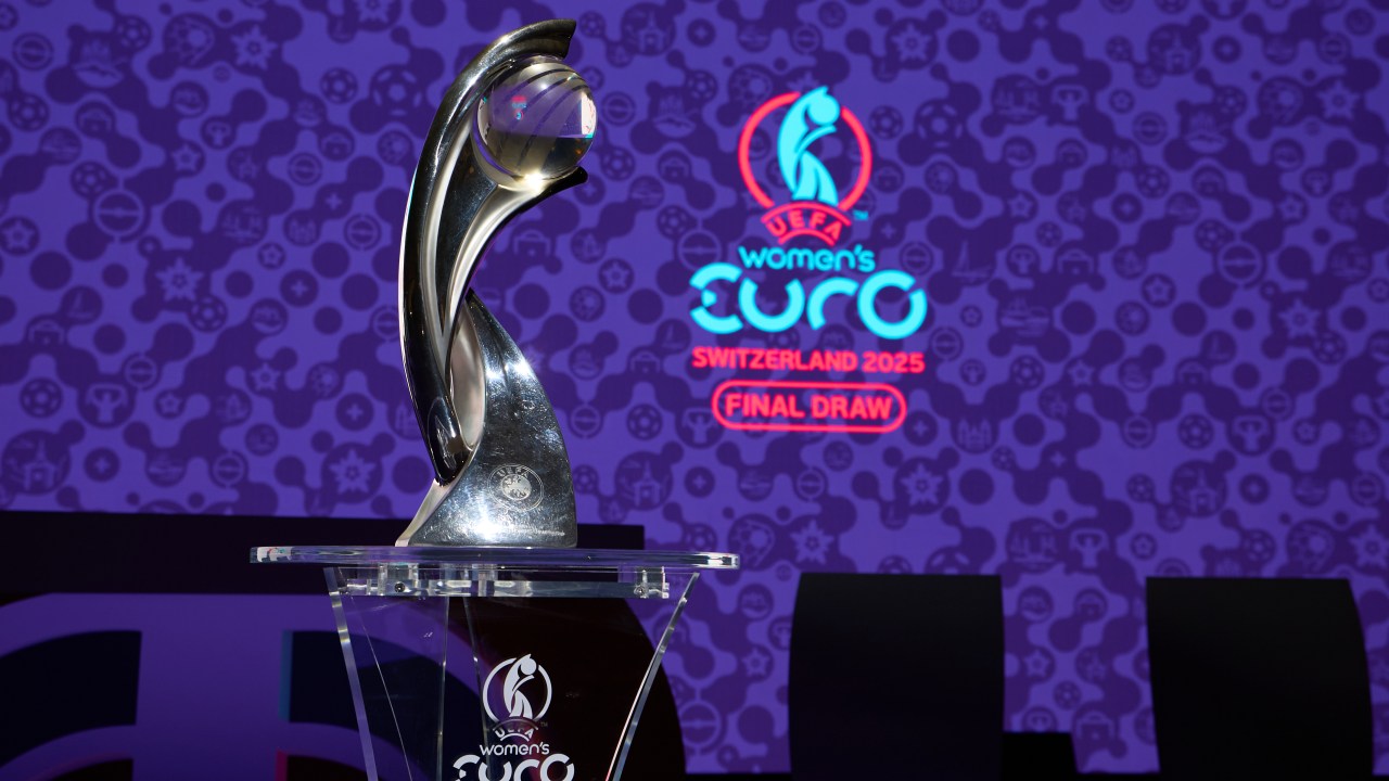 Espanha e Portugal se enfrentam na Eurocopa Feminina 2025; saiba onde assistir Troféu da Eurocopa Feminina 2025 (Foto: Francesco Scaccianoce - UEFA/UEFA/Getty Images)