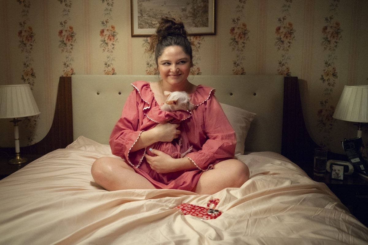 'Too much' encanta com sua história de amor e personagens cativantes Megan Stalter/Jessica em Too Much — Foto: divulgação