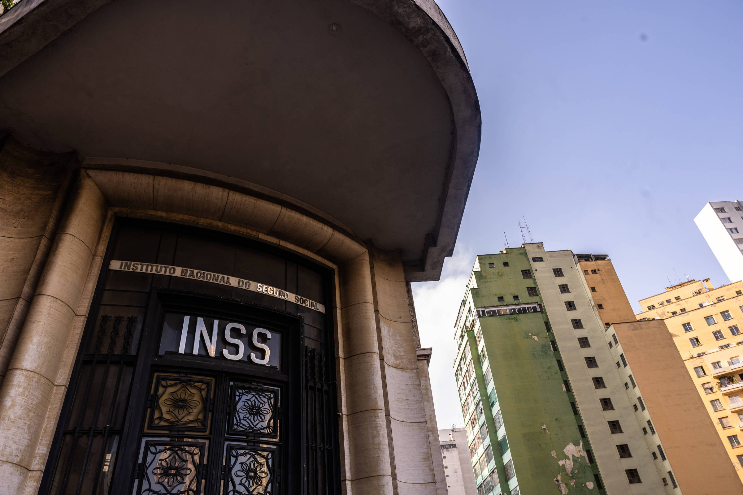 Quase 600 mil beneficiários do INSS aceitam acordo de devolução de descontos indevidos Superintendência Regional do INSS (Instituto Nacional do Seguro Social), localizada no viaduto Santa Ifigênia, no centro histórico de São Paulo (Foto: Rafaela Araújo/Folhapress)