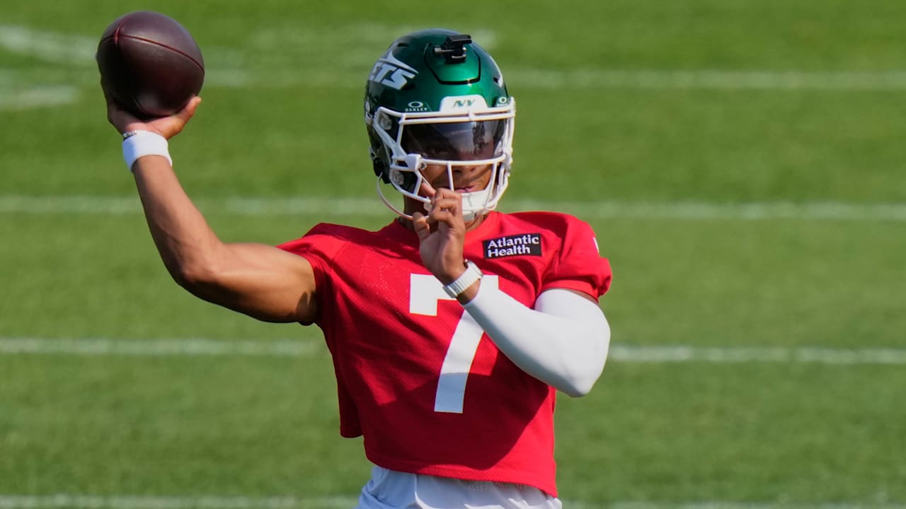 Justin Fields se alivia após susto com lesão no pé e usará 'dedo de plástico' Foto: Reprodução/@NFL